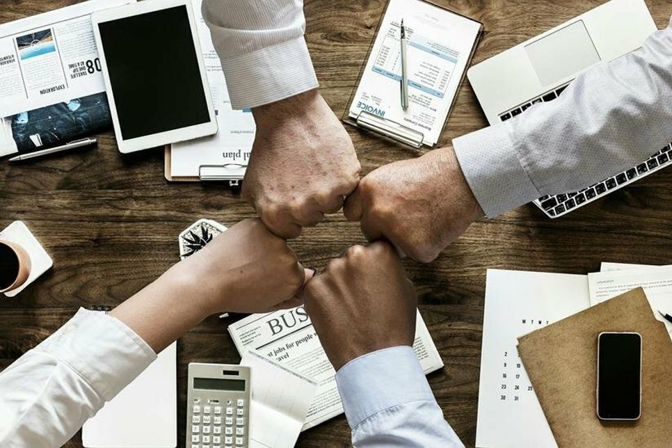 Eines der Konzepte, die das digitale Marketing revolutioniert haben, ist das Performance Marketing. Es konzentriert sich auf messbare Aktionen und zielt darauf ab, konkrete Ergebnisse zu erzielen.