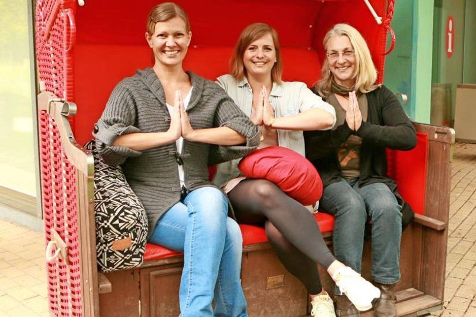 Doris Wilmer-Huperz, Silke Wencki (beide Tourismus-Agentur Lübecker Bucht) und Ines Schneider (Inhaberin Lama-Karawane), (v. lks.).