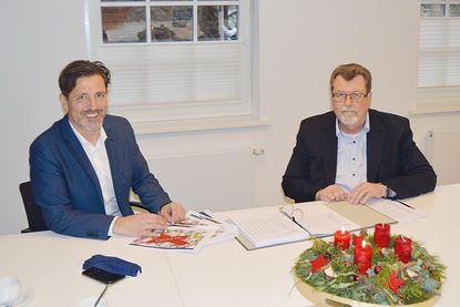 Wenn auch mit deutlich mehr Abstand: Traditionell in der Woche vor dem 3. Advent stellten Ratekaus Bürgermeister Thomas Keller (l.) und „Schatzmeister“ Hans-Jürgen Krause den Haushaltsplan für das nächste Jahr vor.