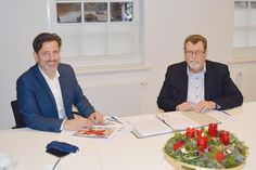Wenn auch mit deutlich mehr Abstand: Traditionell in der Woche vor dem 3. Advent stellten Ratekaus Bürgermeister Thomas Keller (l.) und „Schatzmeister“ Hans-Jürgen Krause den Haushaltsplan für das nächste Jahr vor.