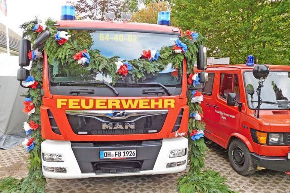 Der Unterschied ist markant: das neue Einsatzfahrzeug – ein TSF-Sonder - neben dem alten.