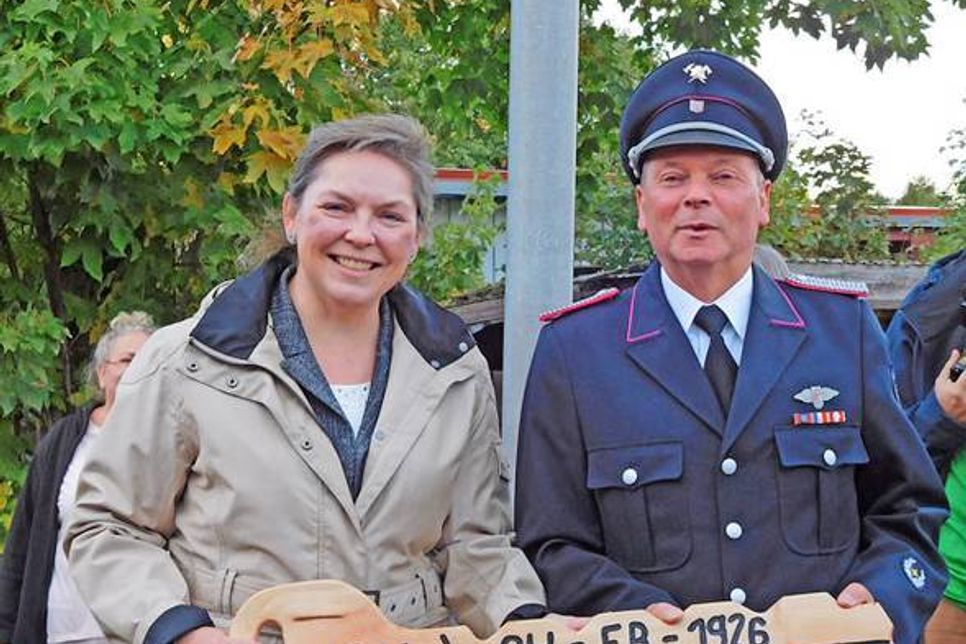 Bürgermeisterin Tanja Rönck übergab den symbolischen Schlüssel dem Ortswehrführer Harry Berg.