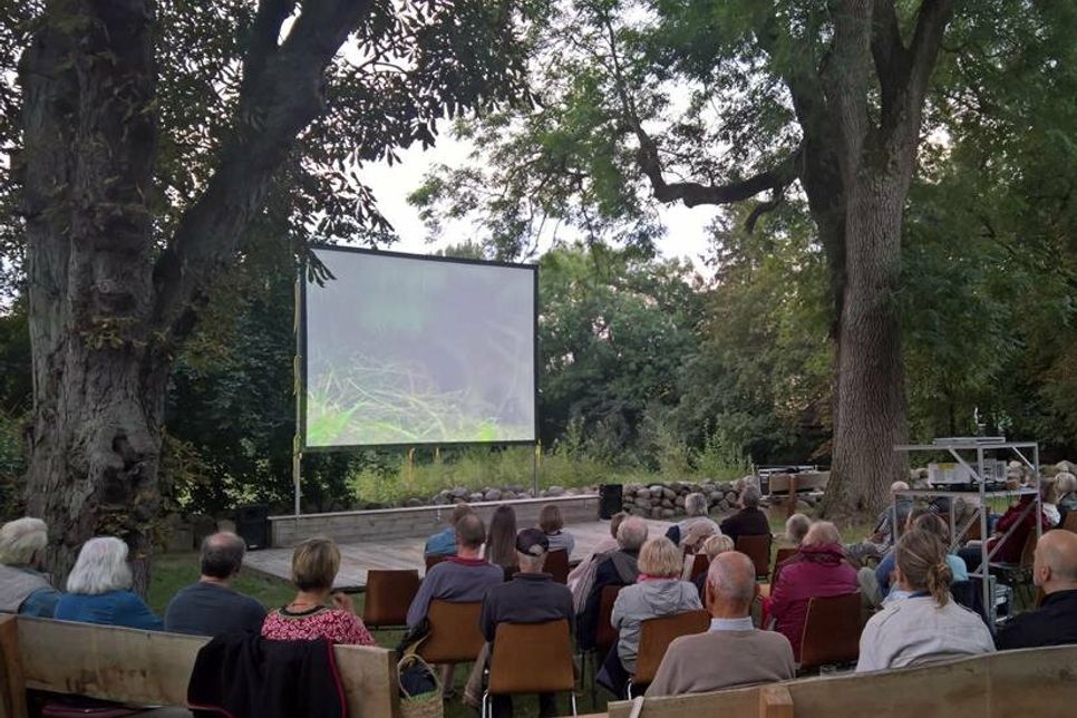 Der Naturerlebnisraum „Historischer Pfarrhof Schönwalde“ bietet eine imposante Kulisse für den Kino-Sommer.