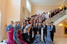 Am Ende fanden sich alle Tänzer zum Gruppenfoto auf der großen Treppe ein.