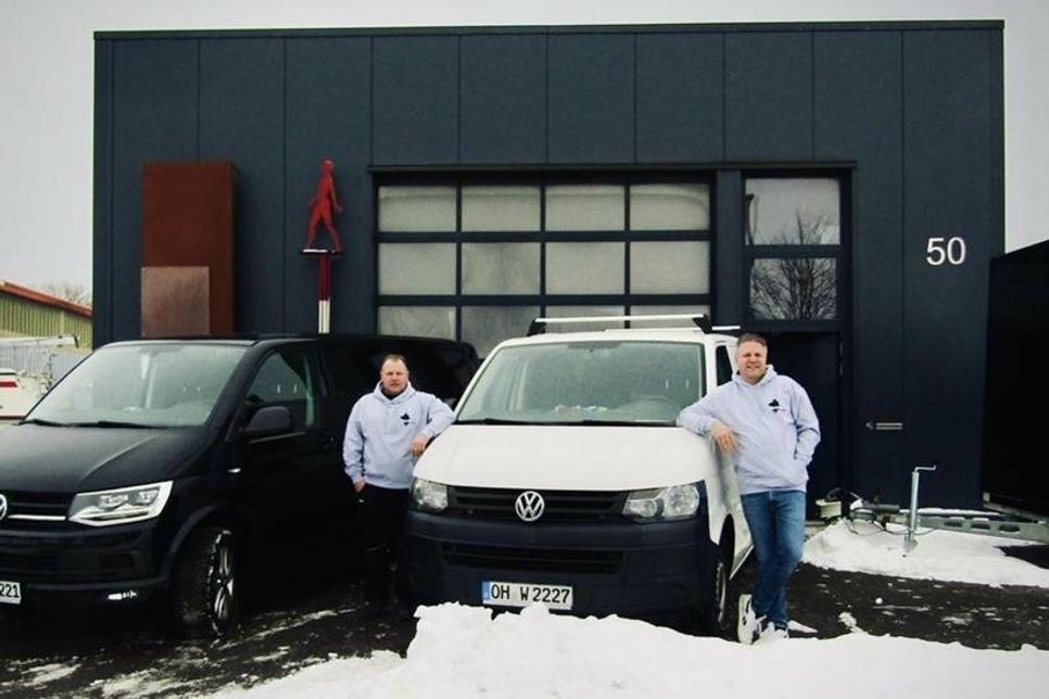 Außendienst-Monteur Helge Hartz (lks.) und Betriebsleiter Stefan Würrer.