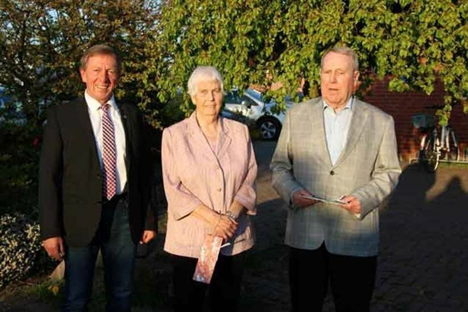 Anne Ehlers und ihr Mann Ingo gehörten über Jahrzehnte zum Vorstand des Sozialverbandes Göhl. Für ihr außerordentliches Engagement wurden sie von Göhls Bürgermeister Thomas Bauer (li) zur Mitgliederversammlung mit einem persönlichen Geschenk überrascht.