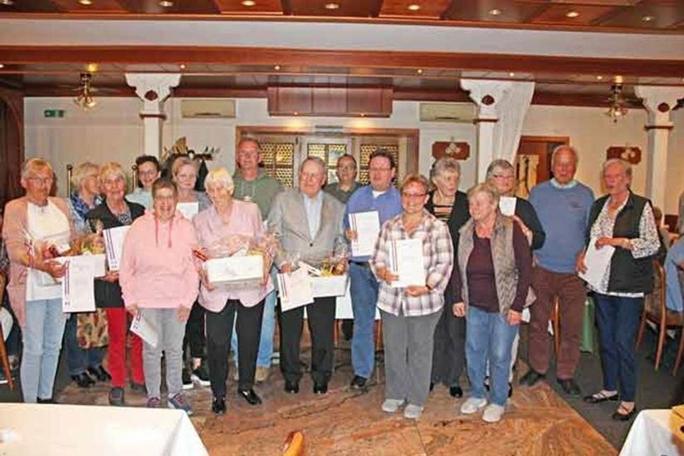 Anne Ehlers mit den geehrten Mitgliedern im Restaurant „Zum Farmer“ im Rahmen der Mitgliederversammlung.