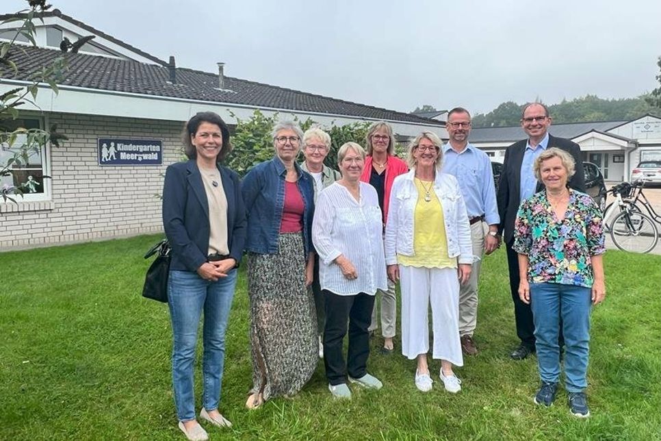 Freuten sich über den gelungenen Trägerwechsel (v. lks.): Nicole Kohlert (FWK und ehemalige Bürgermeisterin), Gabriele Boßmann (FWK), Angelika Studtmann (CDU), Marianne Unger (DKSB), Wybke Schmidt (SPD), Kitaleiterin Antje Janik, Bürgermeister Stefan Schwardt (CDU), DKSB-Geschäftsführer Martin Liegmann und 1. Vorsitzende des DKSB Kreisverband Ostholstein Mechthild Piechulla.
