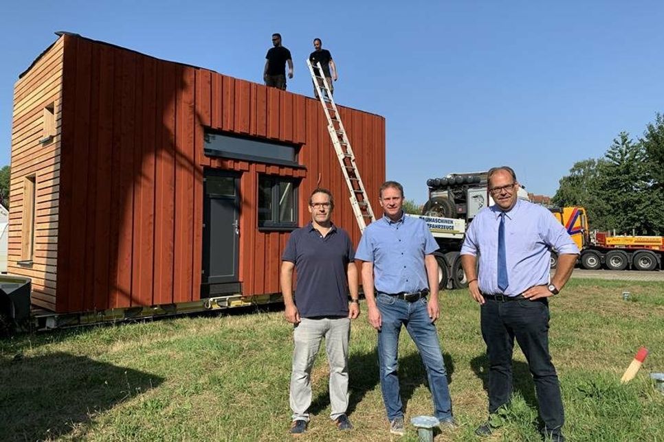 Markus Lampka (Bauamt), Andreas Schneider (Ordnungsamt) und Bürgermeister Mirko Spieckermann (v. lks.) machten sich vor Ort ein Bild von den Aufbauarbeiten.