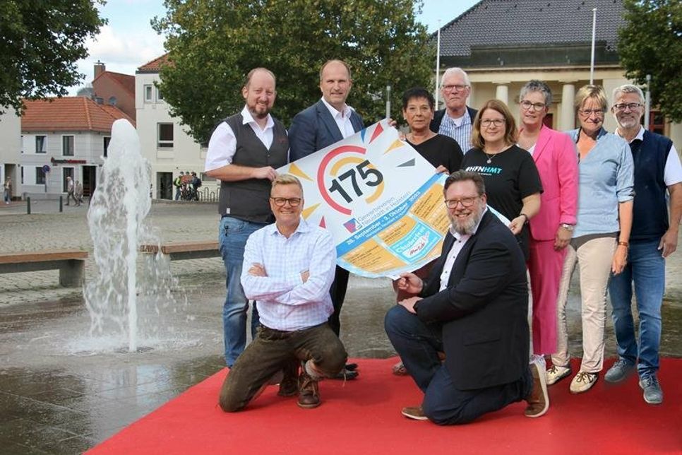 Haben ein tolles Jubiläumsfest geplant (v. lks.): Beisitzer Benjamin Haase (Rewe Haase), 1. Vorsitzender Sven Muchow (der reporter), Kassenwart Timo Schöning (VR Bank), Gewerbevereins-Ehrenmitglied Carola Seubert, Uwe Muchow (der reporter), Beisitzer Dirk Heckmann (SWNH), Stadtmarketingkoordinatorin Andrea Brunhöber, eska-Mitarbeiterin Kirsten Köhn, Beisitzerin Susanne Bimberg-Nittritz (Buchstabe am Markt) und Schriftführer Jürgen Mohr (eska Kaufhaus).