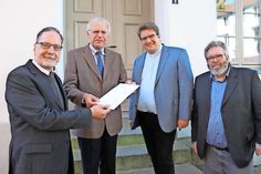 1. Vorsitzender Stefan Kramer nahm den Anerkennungsbescheid von Landrat Reinhard Sager im Beisein der Initiatoren Propst Dirk Süssenbach und dem 2. Vorsitzenden Heiner Backer entgegen (v. lks.).