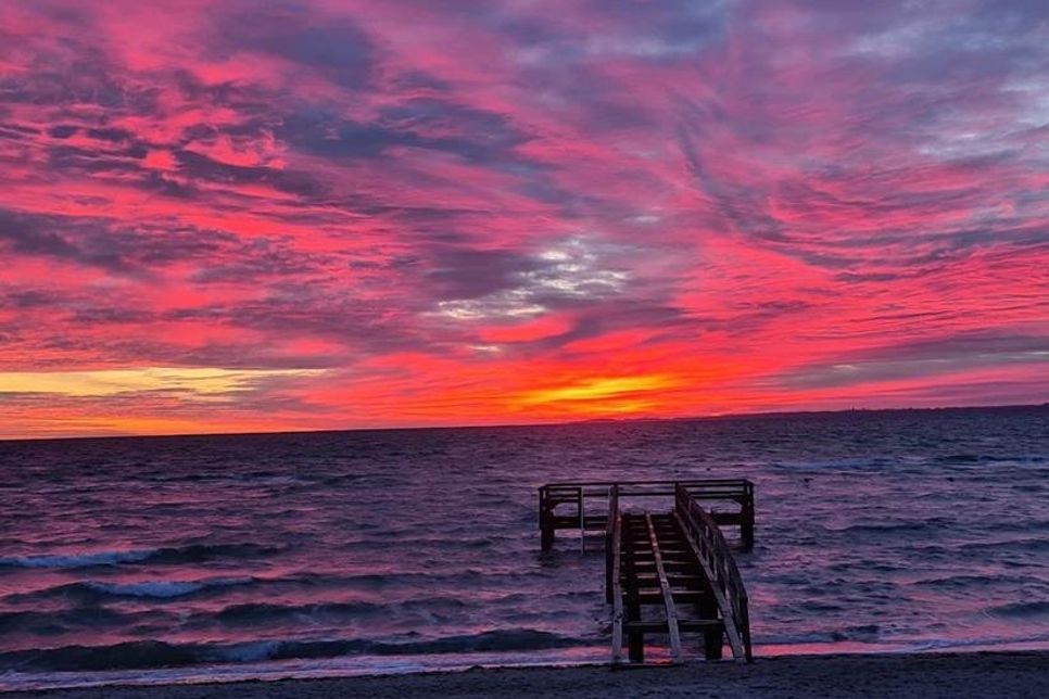Frühaufsteher werden belohnt. Zum Beispiel mit faszinierenden Sonnenaufgängen, wie Jürgen Ross ihn vom Rettiner Strand aus fotografiert hat.