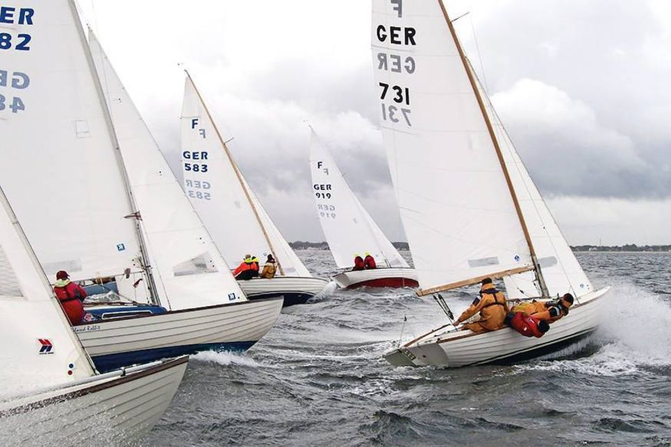 Am Samstag findet die 35. Kielbootregatta des Niendorfer Yachtclubs (NYC) statt, hier sieht man Folkeboote am Start. (Foto: Veranstalter)