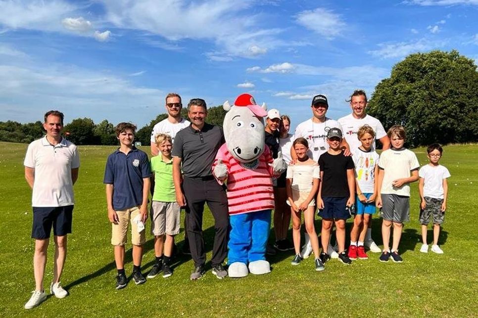 Gemeinsames Gruppenfoto mit der Golfjugend, Handballern der 1. Herren, Golfpro (Golflehrer), Golfi und Jugendwart.