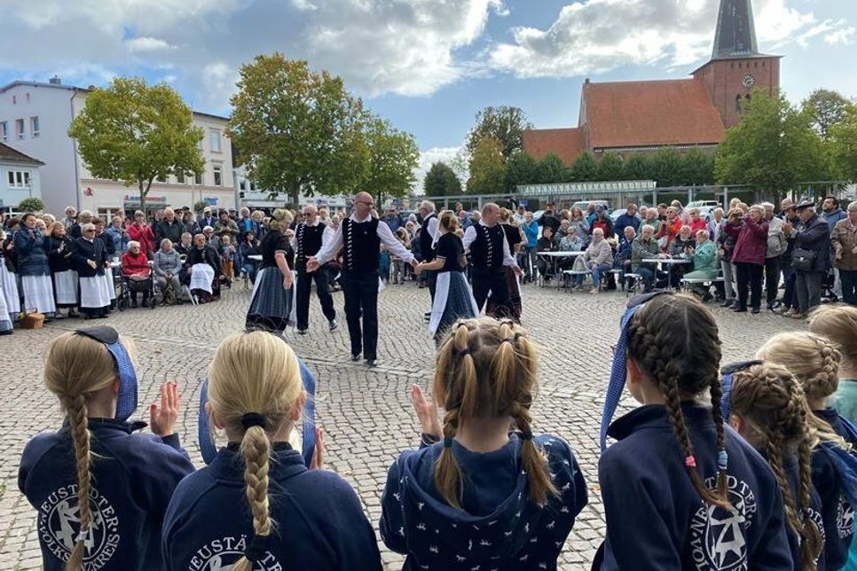 Der Neustädter Volkstanzkreis eröffnete den „Tag der Tracht“.