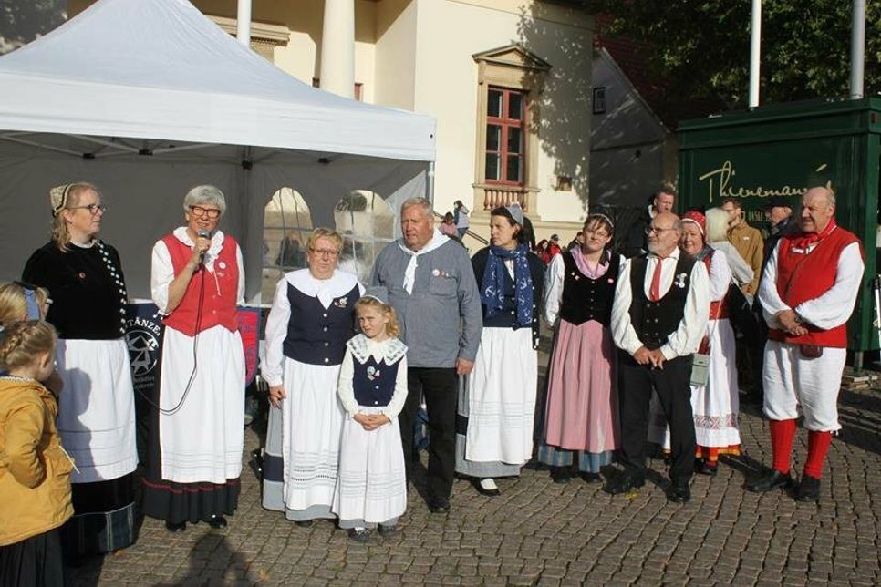 Die einzelnen Gruppen präsentierten nicht nur ihre Tracht, sie gaben auch über geschichtliche Hintergründe gerne Auskunft.