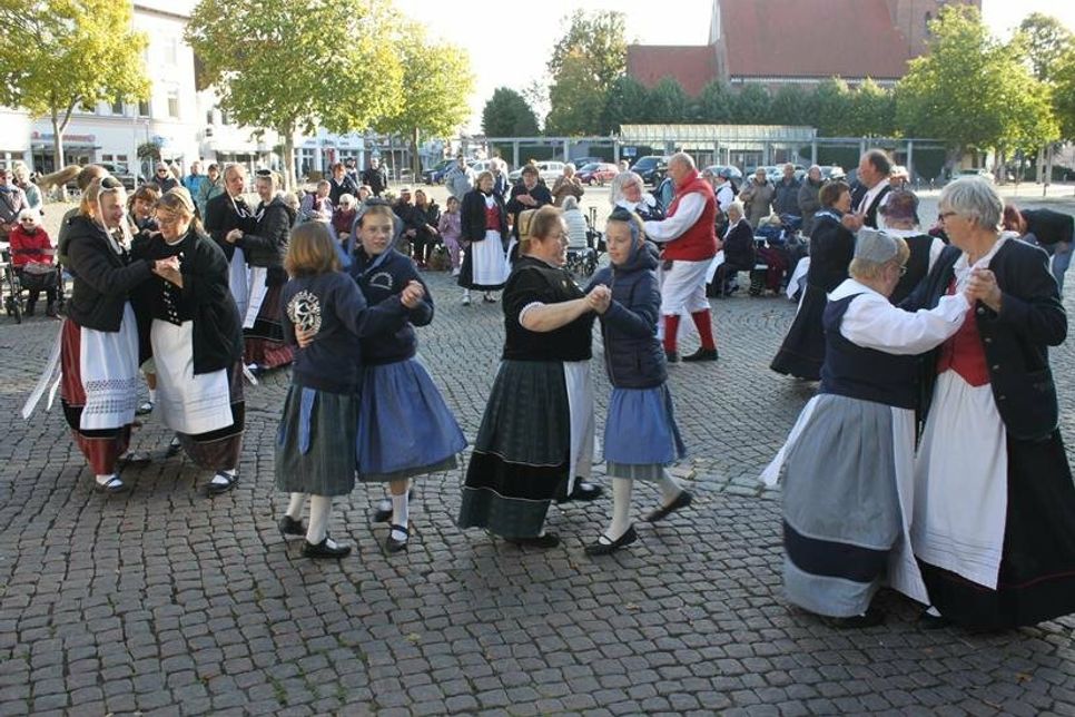 Volkstänze kommen in allen Kulturen vor und bilden zusammen mit der Volksmusik eine untrennbare Einheit.