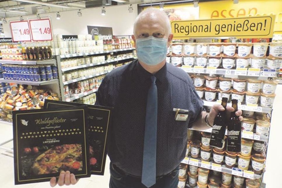 Warenhausleiter Heinrich Evers hat ein Augenmerk auf interessante regionale Produkte.