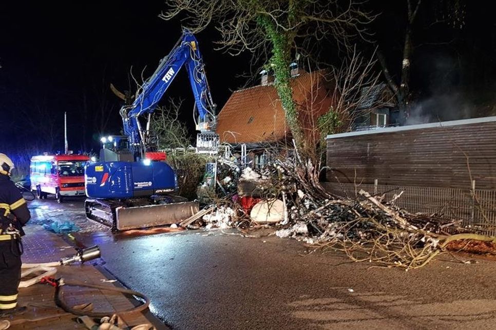 Ein Bagger des THW kam ebenfalls zum Einsatz.