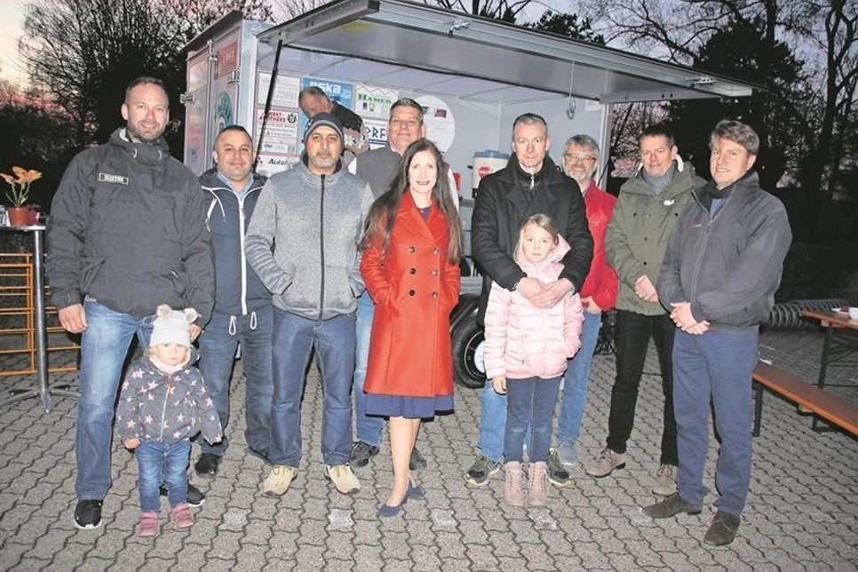Ein Teil der Sponsoren vor dem Feste- und Veranstaltungsanhänger.