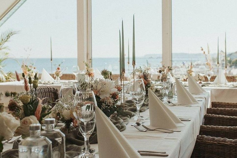 Festlich speisen in schönem Ambiente mit direktem Meerblick.