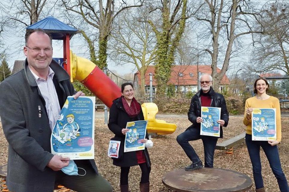 Vorfreude auf das Lesefest: Bürgermeister Björn Demmin, Franziska Ludwig, Holger Förster und die Kuratorin des Lesefestes Charlotte Reimann (v. l.) hoffen auf viele Teilnehmer und deren Ideen im Rahmen des Kreativwettbewerbs.