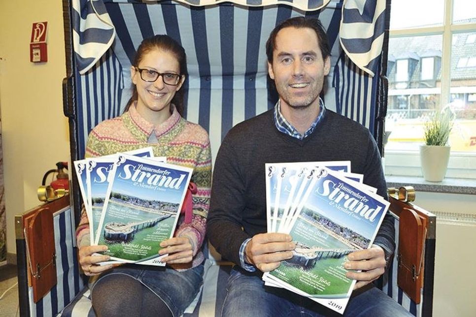 Stefanie Maschke, Projektmanagerin der TSNT GmbH, und Henrik Fels von der ausführenden Agentur präsentieren das druckfrische „Strandmagazin 2019“. (Foto: René Kleinschmidt)