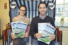 Stefanie Maschke, Projektmanagerin der TSNT GmbH, und Henrik Fels von der ausführenden Agentur präsentieren das druckfrische „Strandmagazin 2019“. (Foto: René Kleinschmidt)