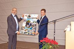 Ratekaus Bürgermeister Thomas Keller übergibt eine Collage an den scheidenden Schulleiter. (Foto: Setje-Eilers)