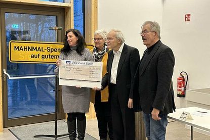 Bürgermeisterin Bettina Schäfer, (von links) Kreispräsidentin Petra Kirner, Pastor Lutz Tamchina und Helmut Kurth bei der obligatorischen Scheckübergabe.