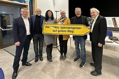 Jakub Deka (Stiftung „Polnisch-Deutsche Aussöhnung“, von links), Dr. Peter Wendt, Bürgermeisterin Bettina Schäfer, Kreispräsidentin Petra Kirner, Helmut Kurth und Lutz Tamchina freuen sich, dass die Spendengelder auf einem guten Weg sind.