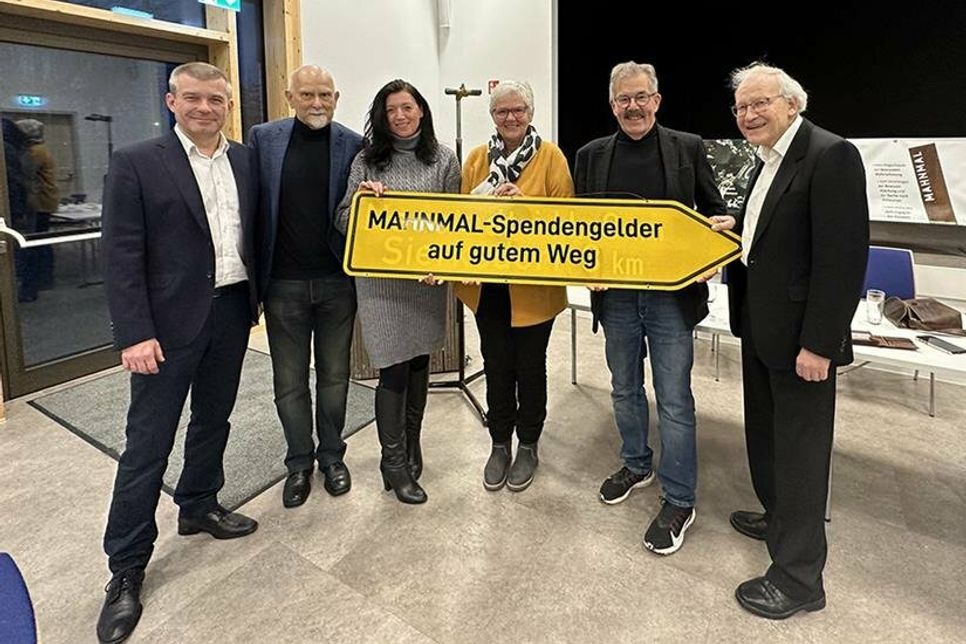 Jakub Deka (Stiftung „Polnisch-Deutsche Aussöhnung“, von links), Dr. Peter Wendt, Bürgermeisterin Bettina Schäfer, Kreispräsidentin Petra Kirner, Helmut Kurth und Lutz Tamchina freuen sich, dass die Spendengelder auf einem guten Weg sind.