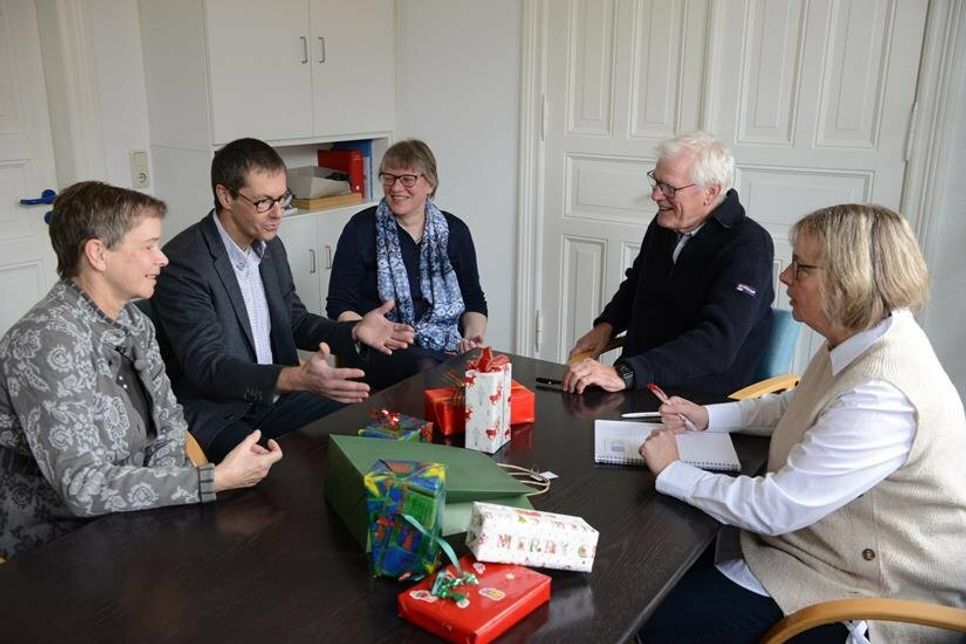 Ulrike Kohlmorgen, Henning Reimann, Carola Bensel, Uwe Muchow und Anja Patzke (v. lks.) sind sich sicher: Gemeinsam werden sie viele Geschenke sammeln, die zahlreiche Familien an Weihnachten eine Freude bereiten.