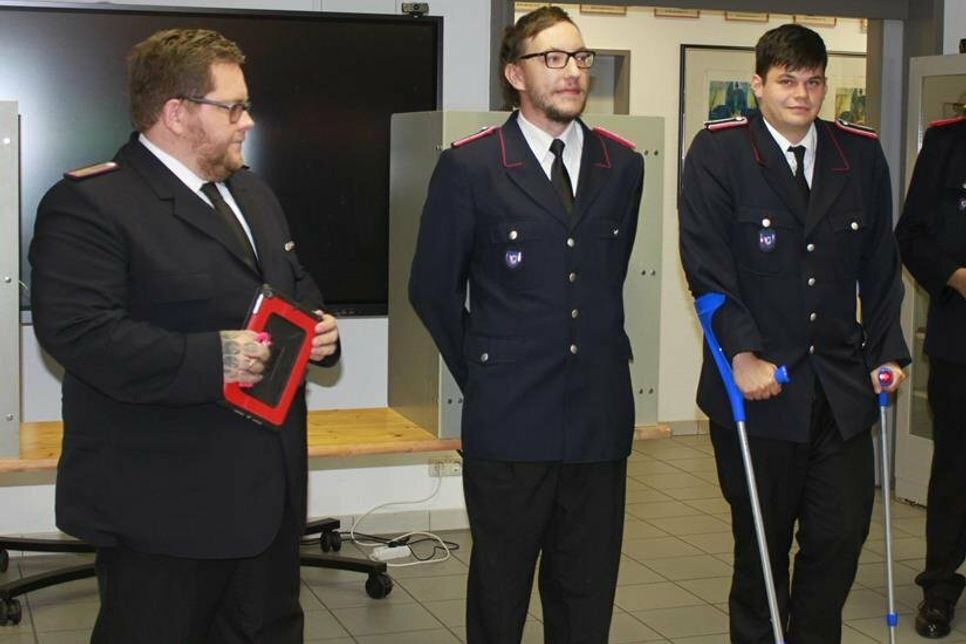 Stellvertretender Gemeindewehrführer Finn Hennings (lks.) bei der Aufnahme der neuen Mitglieder Lukas Pump (re.) und Jan Böhm.