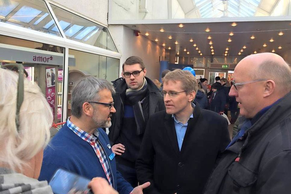 Daniel Günther im Gespräch mit eska-Geschäftsführer Jürgen Mohr.