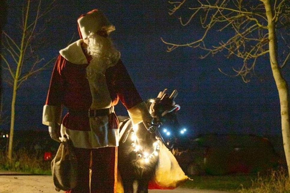 Ein ganz besonderes Highlight war natürlich die Ankunft des Weihnachtsmannes. (Foto: Tourismus-Service Grube)