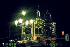 Das Rathaus erstrahlt festlich und schmückt die Kulisse.