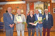 Ältestenratsmitglied Franz Köpke (li.) und der sportliche Leiter Christian Heindorf (re.) ehrten für 65 Jahre Treue (v.l.) Ulrich Klein, Hildegard Gärtner und Hermann Leuenhagen