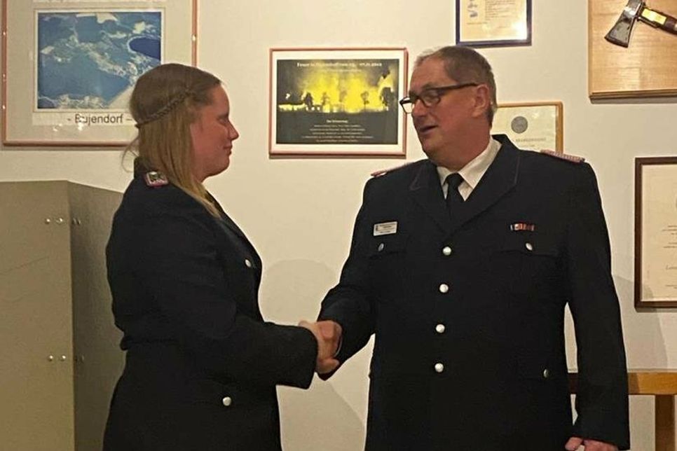Dirk Cordes gratuliert seiner Nachfolgerin, der neu gewählten Wehrführerin Anne-Christin Schmidt.