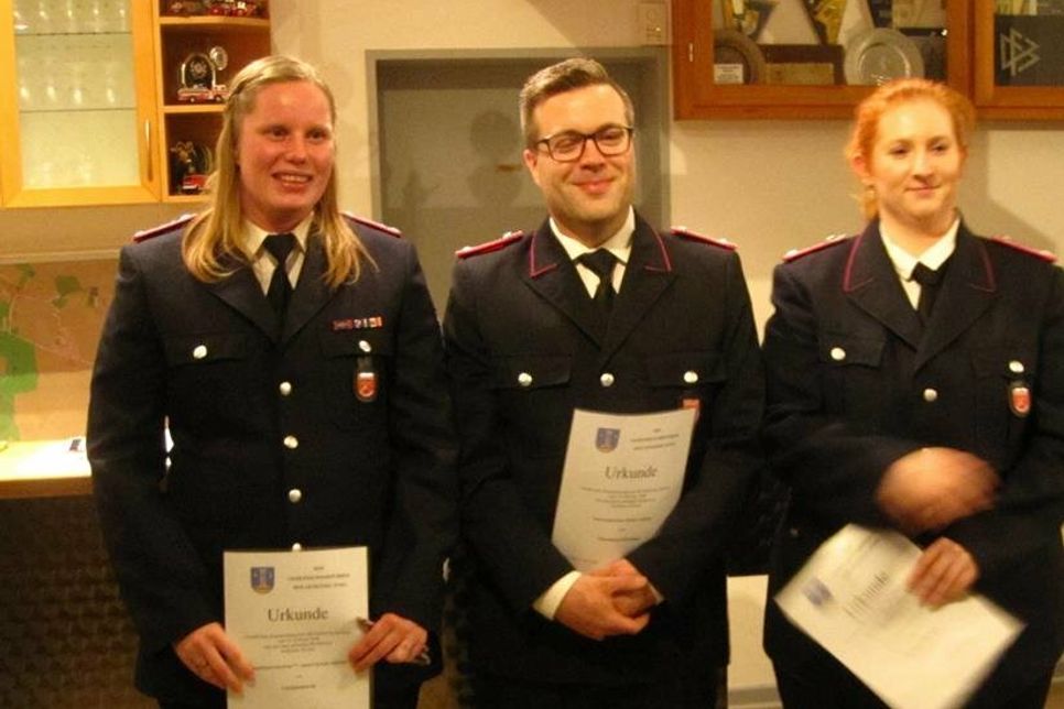 Die Beförderten: Anne-Christin Schmidt, Hanno Schultz und Johanna Fritz (v. lks.).
