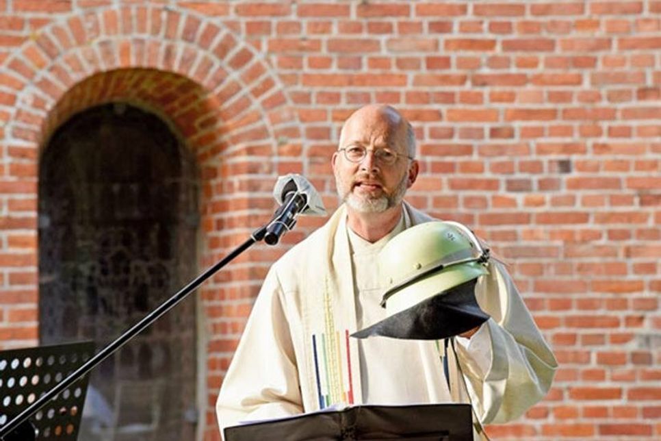 Pastor Christopher Noll bei der Predigt