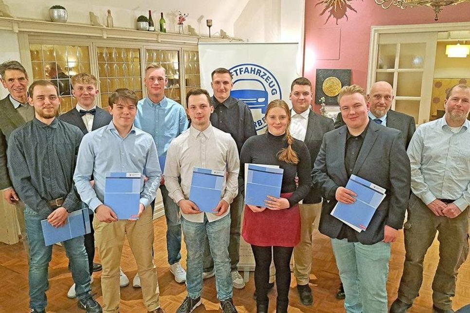 Gruppenfoto mit dem Kfz-Nachwuchs (v.l.): Obermeister Claus-Henrick Estorff, die Junggesellen Lukas Heinig, Calvin Bachert, Nick Kötting, Mats Ole Battermann, Patryk Bruzdzinski, Timon Boldt, Franziska Frank, Tom Anderson und Julian Alexander Borchardt sowie der Prüfungsausschussvorsitzende Andreas Schmalz und Fachlehrer Timo Christal.
