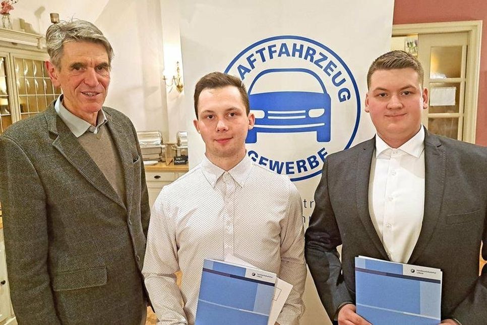 Obermeister Claus-Henrick Estorff gratulierte den beiden innungsbesten Junggesellen, Patryk Bruzdzinski und Tom Anderson (v.l.).