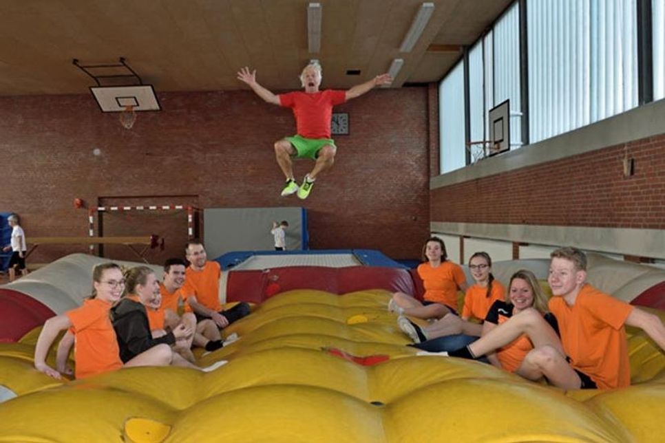 Hier dürfen große Sprünge gemacht werden: Trainer Uwe Hintz im „Landeanflug“.