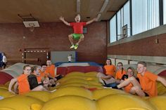 Hier dürfen große Sprünge gemacht werden: Trainer Uwe Hintz im „Landeanflug“.