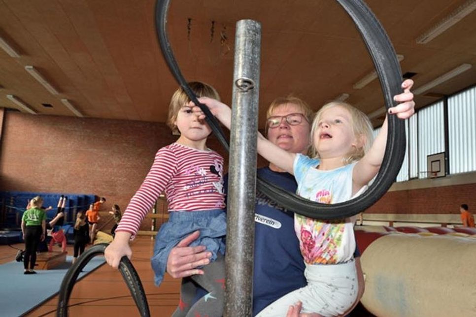 Alte Fahrradmäntel sind noch gut fürs Training: Summer (5) und Paulina (3) stellen ihre Treffsicherheit auf die Probe.
