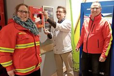 Anja Sahmkow, 2. Vorsitzende der DLRG Lensahn konnte gemeinsam mit Marktbetreiber Joachim Prieß und DLRG-Einsatzleiter Küste Klaus Holger Hecken die Spendenbox im Edeka-Markt in Lensahn montieren und direkt mit den ersten Spendenbons in Betrieb nehmen.