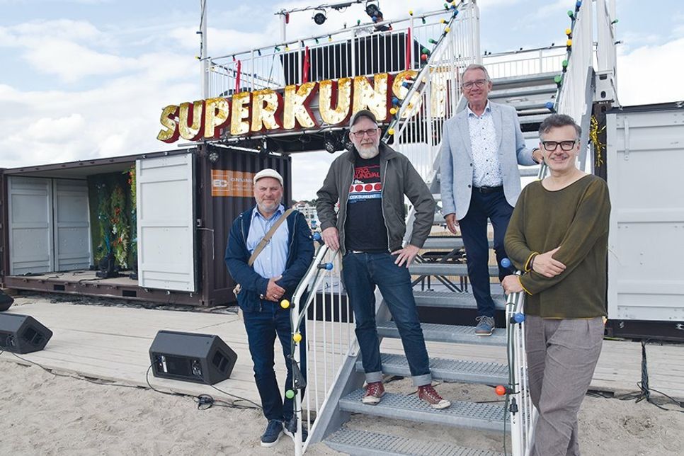 Eröffnung des Kulturfestivals „Weite Welt“ am vergangenen Donnerstag mit Travemündes Kurdirektor Uwe Kichhoff (von links), Michael Schmerschneider, Leiter der KAVD, Lübecks Stadtpräsident und LTM-Aufsichtsratsvorsitzender Klaus Puschaddel und LTM-Geschäftsführer Christian Martin Lukas.
