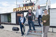 Eröffnung des Kulturfestivals „Weite Welt“ am vergangenen Donnerstag mit Travemündes Kurdirektor Uwe Kichhoff (von links), Michael Schmerschneider, Leiter der KAVD, Lübecks Stadtpräsident und LTM-Aufsichtsratsvorsitzender Klaus Puschaddel und LTM-Geschäftsführer Christian Martin Lukas.