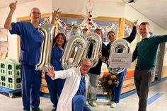 Das Geburtshilfliche Team mit Chefarzt Frank Liedke (vorne lks.) und Krankenhausdirektor Franz Loose (re.). (Foto: Ameos)